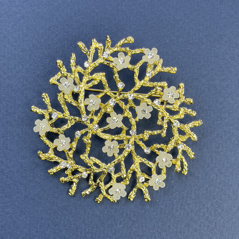 Брошка-кулон с клонче от бели цветя и бели стрази, златист метал, диаметър 60 мм+