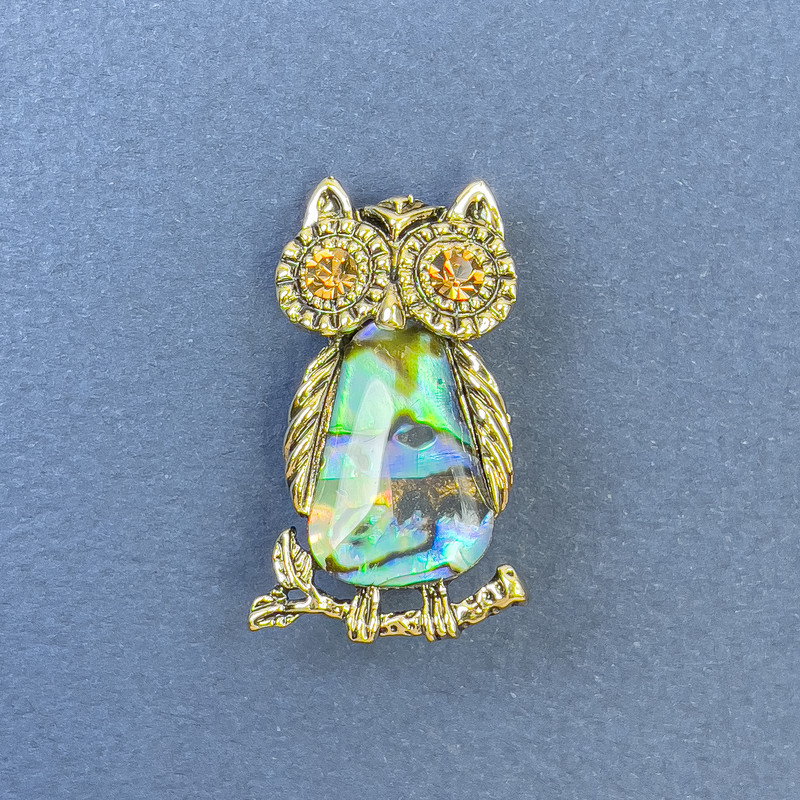Брошка-кулон Сова със халит и жълти стрази, златист метал, диаметър около 18 мм, дължина около 31 мм