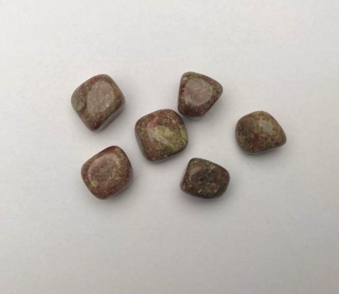 Сувенирен естествен камък епидот (вид яшма) огранка 20×17 мм (+-) фасовка 100 г