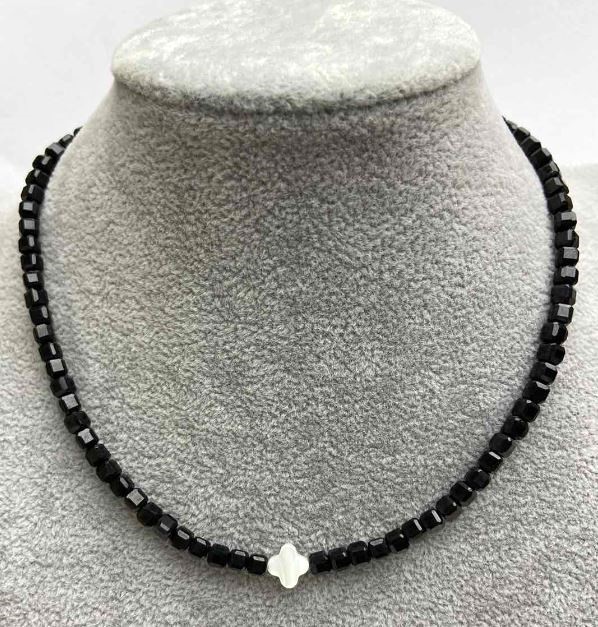 Чокер от турмалин с фасетиран кубик, диаметър 4×4 мм, с перламутрова вложка, дължина 35–40 см, с закопчалка