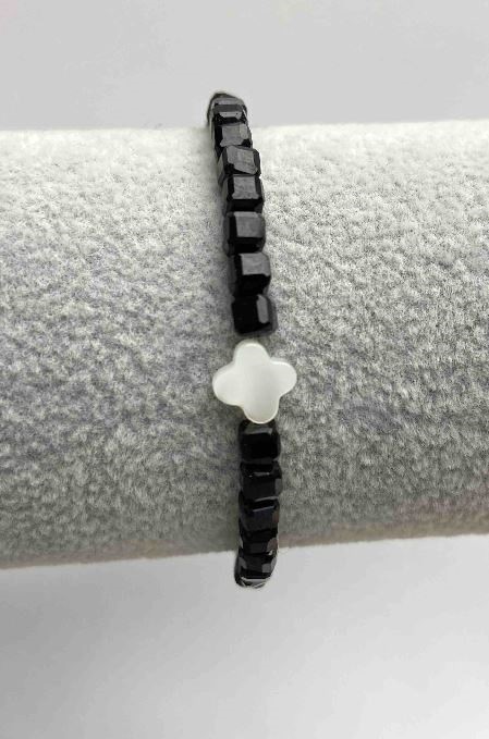 Браслет от турмалин с гранени кубчета, диаметър около 4х4 мм, с вставка от перламутър, дължина 18–23 см, с удължителна верижка