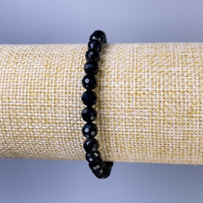 Браслет турмалин гранована мъниста, диаметър около 6 мм, дължина около 18 см, еластична основа