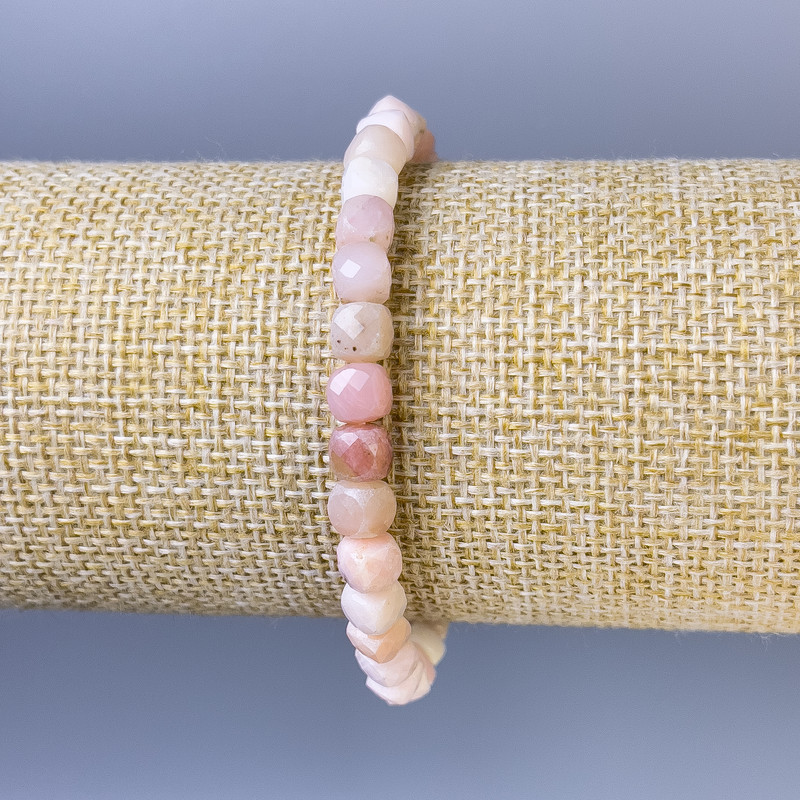 Браслет гранен опал, мъниста-кубчета, диаметър около 5 мм, дължина около 18 см, на еластична основа