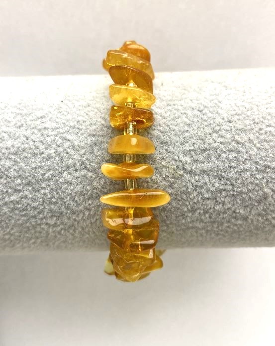 Гривна от янтарни късчета, диаметър 9–12×2–4 мм ± с бисер, дължина 18 см ± еластична лента