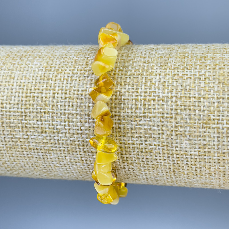 Браслет от янтарна троха, диаметър 6–10×3–5 мм ±, дължина 18 см ±, на еластична основа