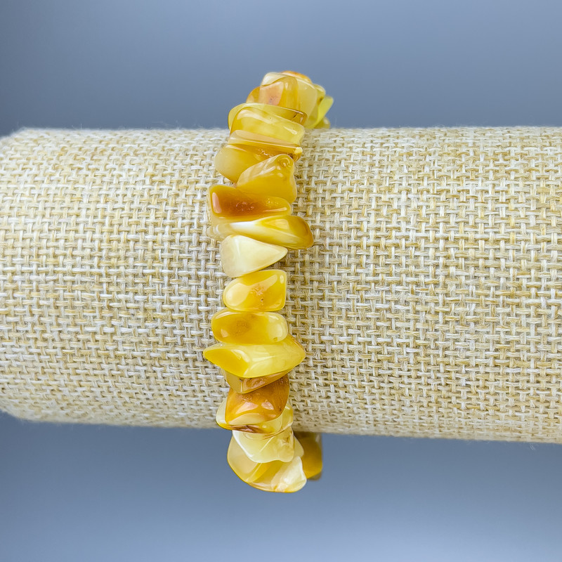 Гривна от янтарни късчета, диаметър 10–16×4–7 мм, дължина 18 см ±, еластична основа