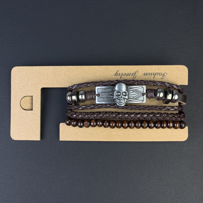 Тройна гривна от еко кожа с метална вставка във формата на череп, с регулируема дължина 18–24 см, кафява