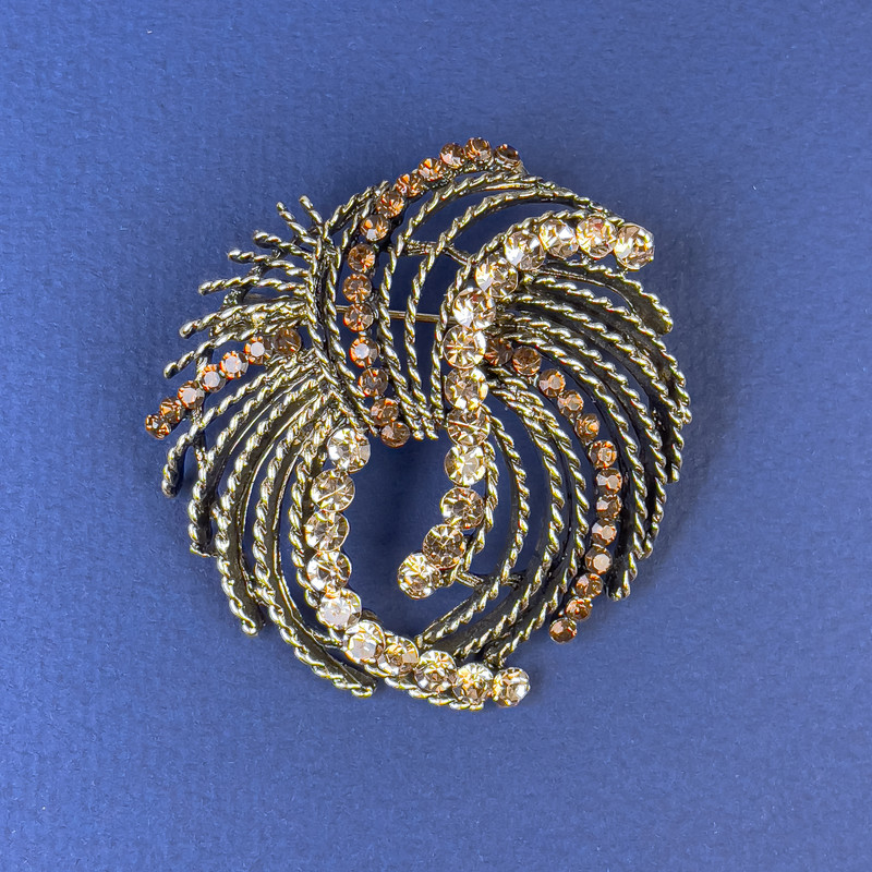 Брошка Акцент светло-кафяви и кафяви стрази, бронзово-златист метал, диаметър 50 мм +