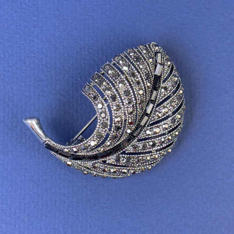 Брошка «Перо» със сиви и черни стрази, тъмносребърен метал, диаметър 47×34 мм +