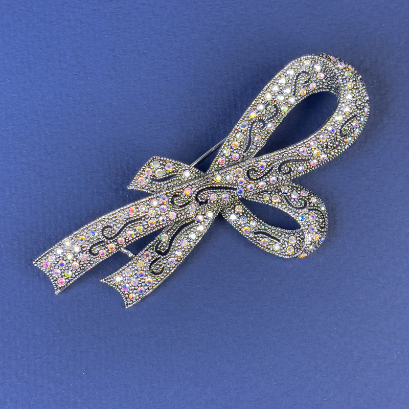 Брошка Бант с райдужни кристали тъмносребърен метал, диаметър 78×40 мм +