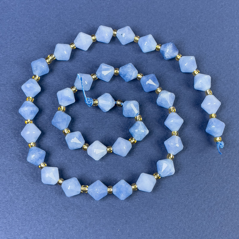 Аквамаринови гранени мъниста ромбовидни 8×8 мм ± с бисер на конец, дължина 37 см+