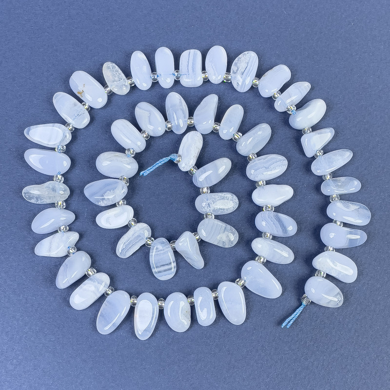 Ахатовите мъниста в небесносин цвят, гранени, с бисер 6×12 мм ± на конец, дължина 40 см+