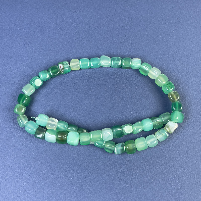 Ахатовите кубикови мънисти 7х7 мм ± на конец, дължина 37 см+