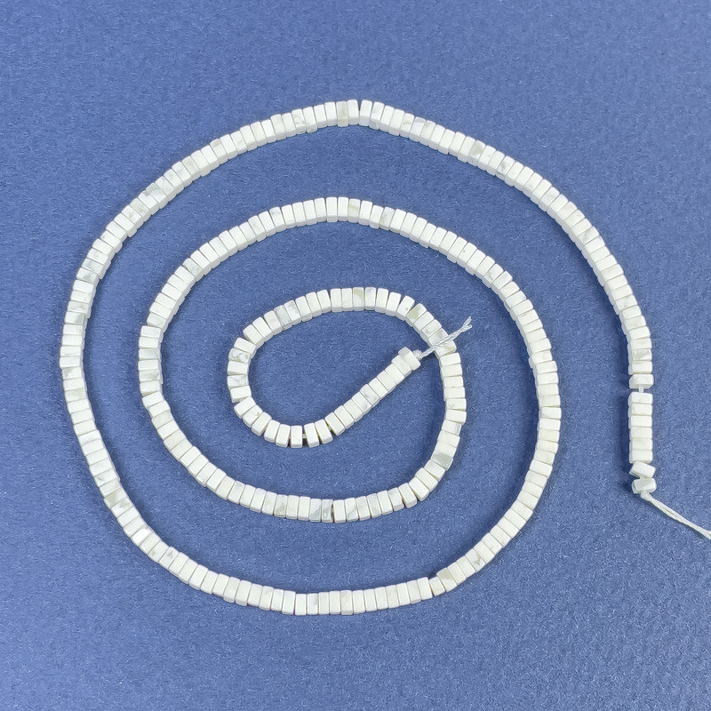 Мънисти от кахолонг квадратен рондел 2,5×1 мм на конец, дължина 39 см+