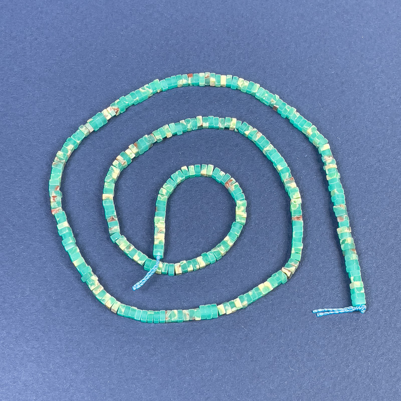 Мънисти от варисцит - квадратен рондел 2,5х1 мм на конец, дължина 39 см+