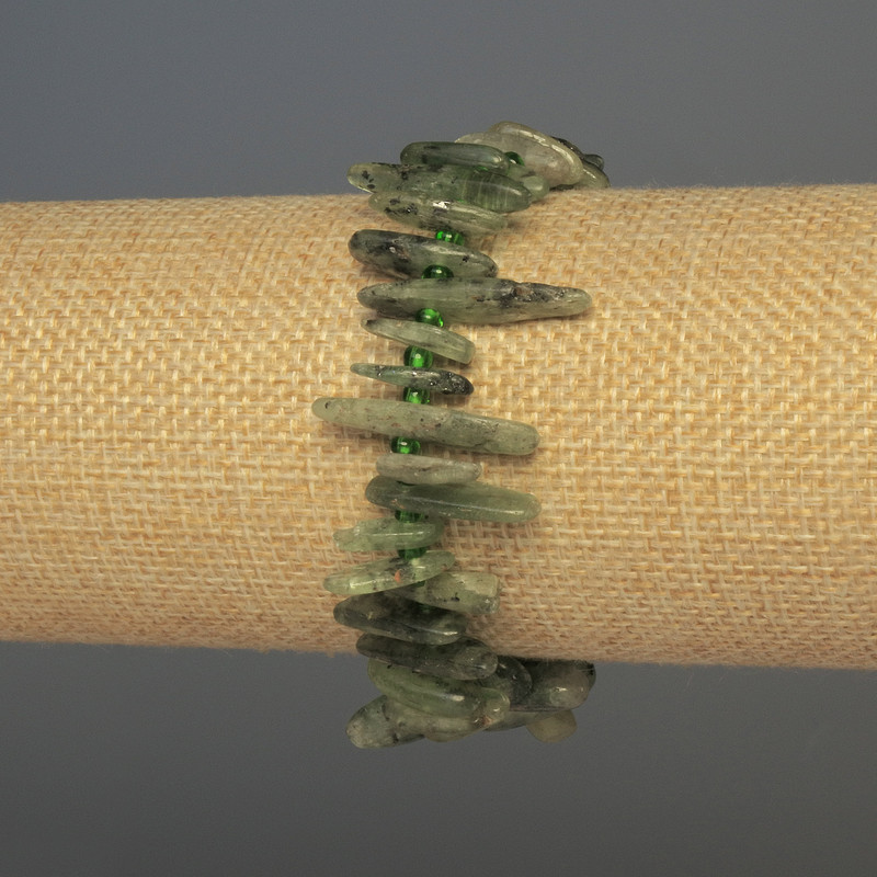 Гривна от кианит — дребни късчета с игловидна форма, диаметър 10–20×3–5 мм, с бисер, дължина 18 см, еластична основа