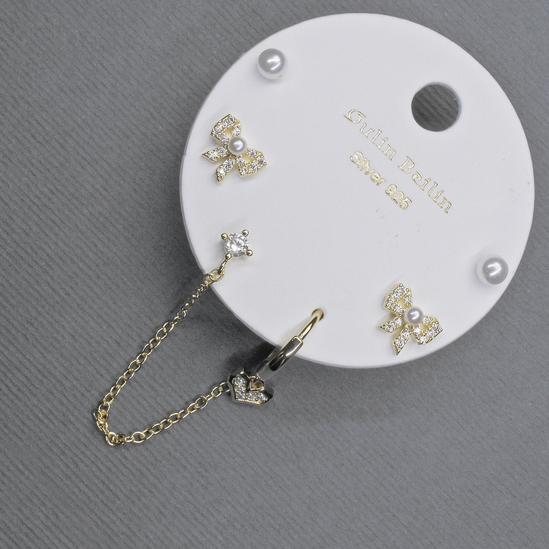 Пусети обици с декоративен капак около ухото, златист метал и бели стрази