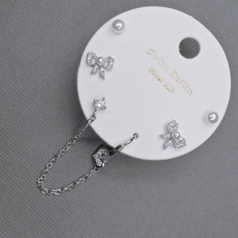 Обички-пусети със кафяв метал и бели кристали