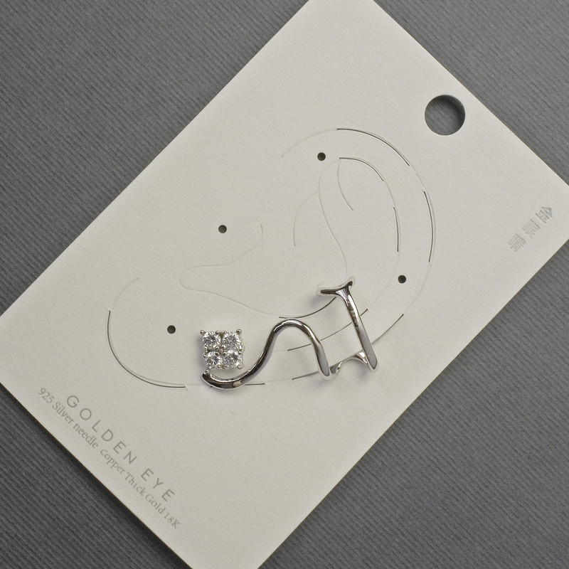 Ушна обица-каф от сребрист метал със бели стрази 16×28 мм