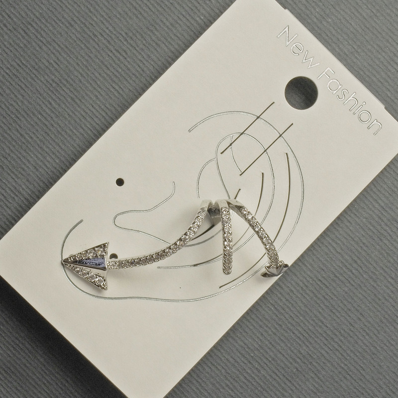 Обичка кафява за ухото със сребрист метал 15×35 мм ± бели стрази