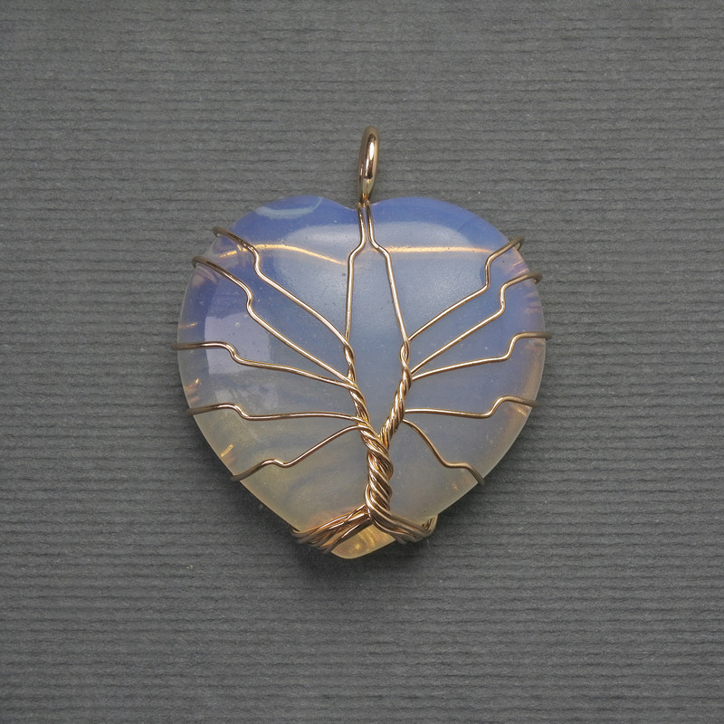 Кулон Сърце от лунен камък в златисто обплитане, диаметър 30×30 мм +-, дължина 37 мм +