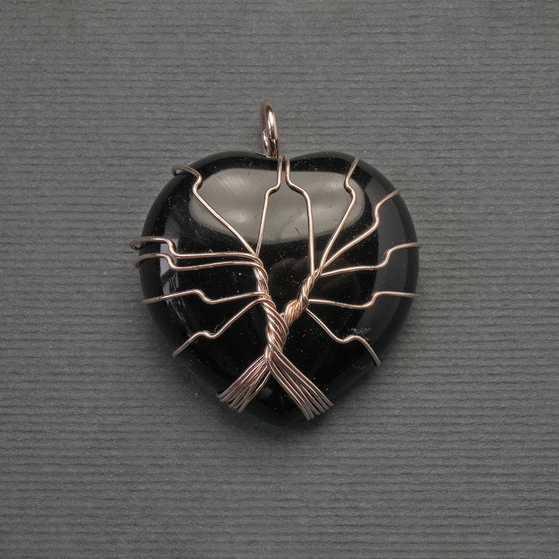 Медальон със сърце от ахат в златисто обплитане, диаметър 30х30 мм, дължина около 37 мм