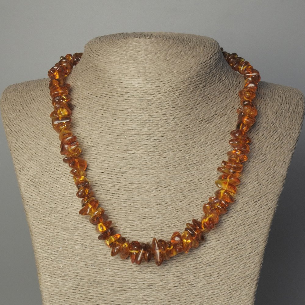 Колие от янтарни късчета с постепенно увеличаващ се размер, диаметър 8×6 мм ±, дължина 52 см ±