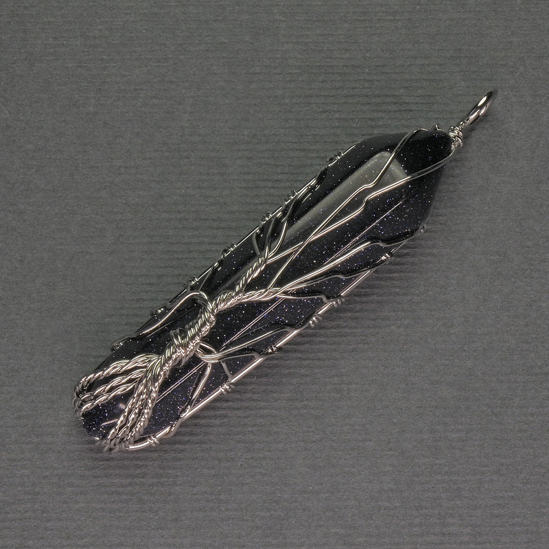 Кулон Авантюрин Нощ на Каира, шестоъгълен кристал 12х50х57 мм, в сребърно обплитане