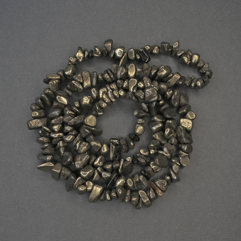 Мъниста от пирит – късчета 6–9×3–6 мм на конец, дължина 76 см