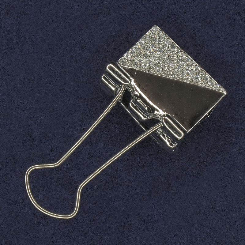 Брошка-щипка със бели стрази