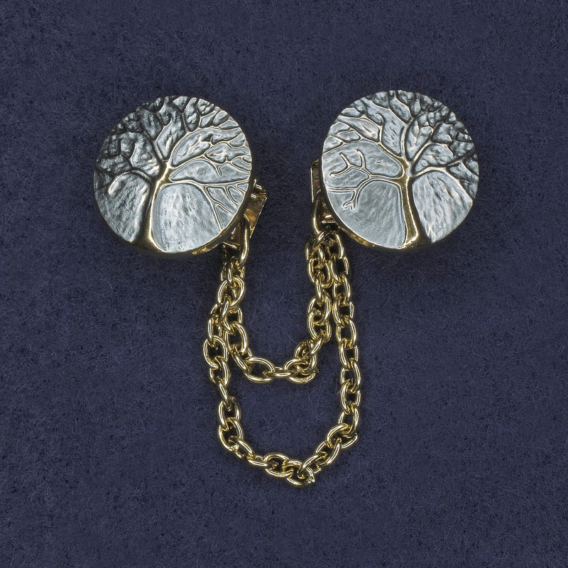 Брошка за кардигани с блакитна емал и златист метал, диаметър около 20 мм, верижка с дължина около 9 см