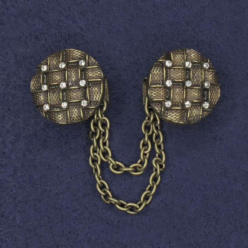 Брошка за кардигани, бронзов цвят, бели кристали, метал, диаметър около 20 мм, с дълъг ланец около 9 см