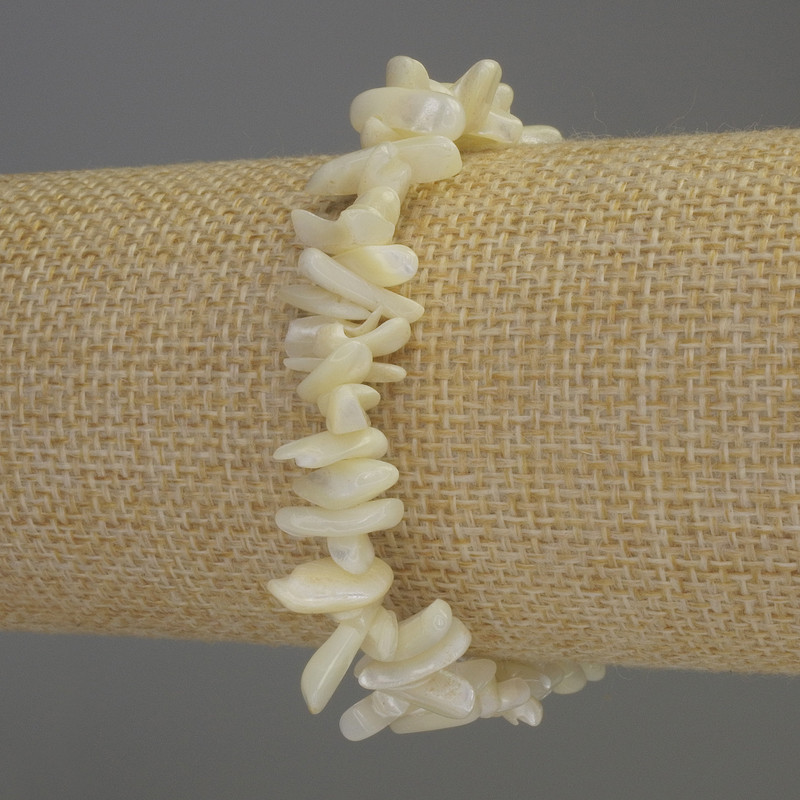 Гривна от перламутрови късчета, диаметър 7–12×2–4 мм, дължина 18 см, еластична основа