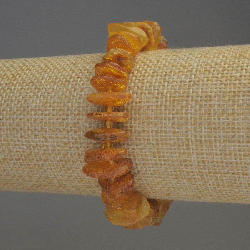 Браслет от бурштинова троха 12×3,5 мм +- с бисер 3 мм+-, дължина 18 см+- еластичен