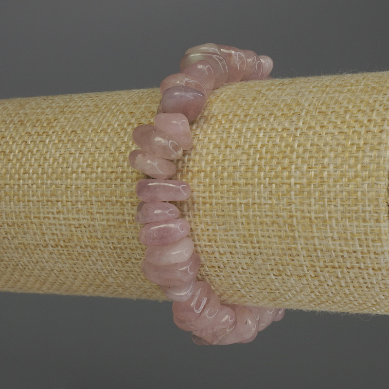 Гривна от ягодов кварц с фасетирани мъниста, диаметър 10–14×5 мм, дължина 18 см, еластична основа