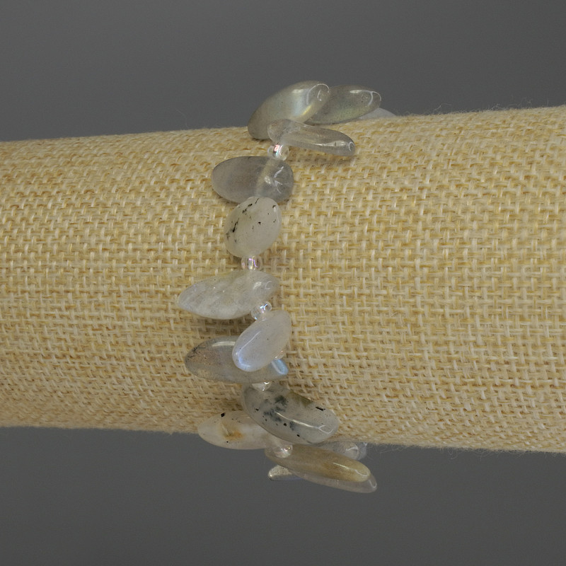 Гривна с лабрадоритови късчета, диаметър 14–20×5–7 мм ± бисер 3 мм ±, дължина 18 см, еластична основа