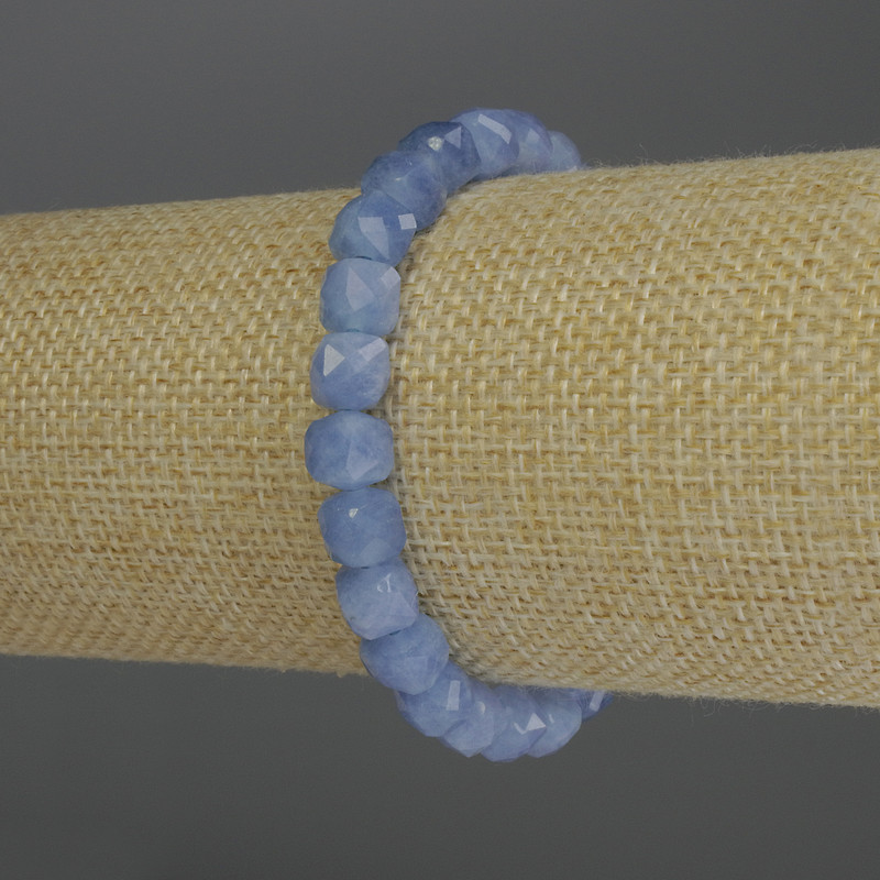 Гривна от аквамарин с грановани кубчета, диаметър около 7 мм, дължина 18 см, стреч