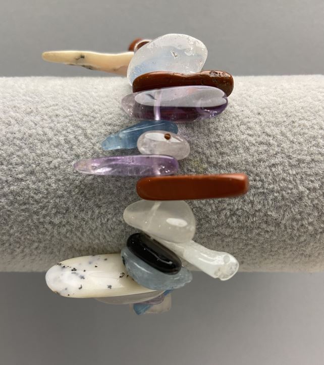 Браслет Асортимент от камъчета, диаметър 14×30 мм+-, дължина 18 см+-, еластична основа