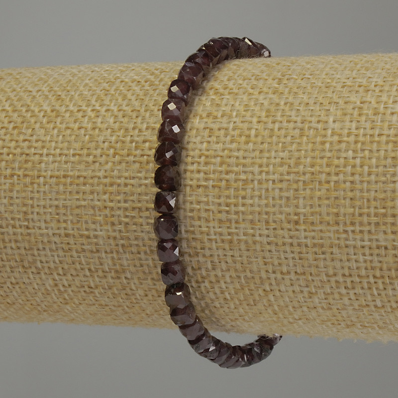Гривна от гранат, грановани кубчета, диаметър 4×4 мм, дължина 18 см, стреч основа