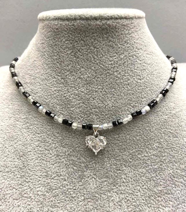 Чокер с турмалин и лабрадор, гранувана кубична мъниста 3 мм ±, със сърцевидна висулка 12 мм ±, дължина 38 мм ±, с удължителна верижка и закопчалка