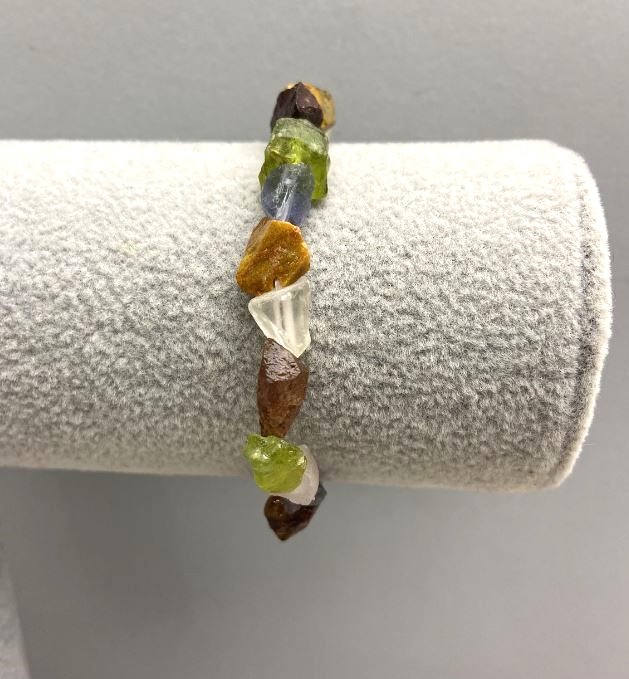 Браслет с асортимент от необработени камъни, диаметър 10–12×9 мм, дължина 18 см, еластична основа