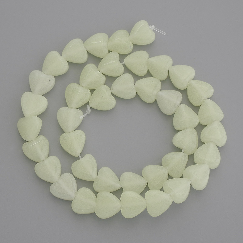 Мъниста от оникс със зелено сияние във форма на сърце 10×10 мм, на конец, дължина около 36 см