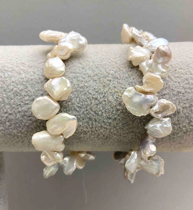 Гривна от естествени барокови перли с оттенък «бензин», диаметър 8–10×10–13 мм, дължина около 18 см, еластична основа