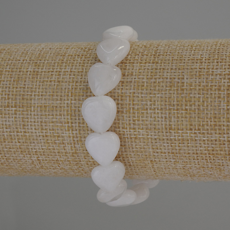 Гривна от бял кварц във формата на сърце, диаметър около 12×12 мм, дължина 18 см, еластична гривна