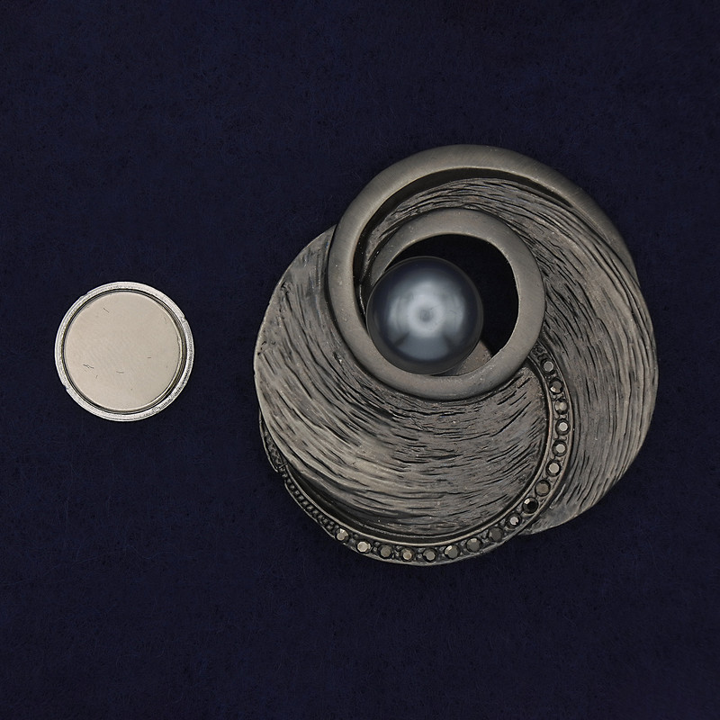 Магнитна брошка Акцент перла и стрази сребрист метал 50 мм+