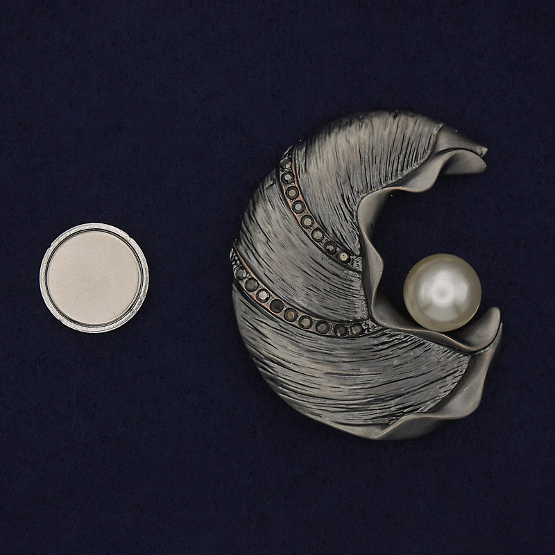 Брошка с магнит Акцент перла и кристали в сребрист метал 51×43 мм+