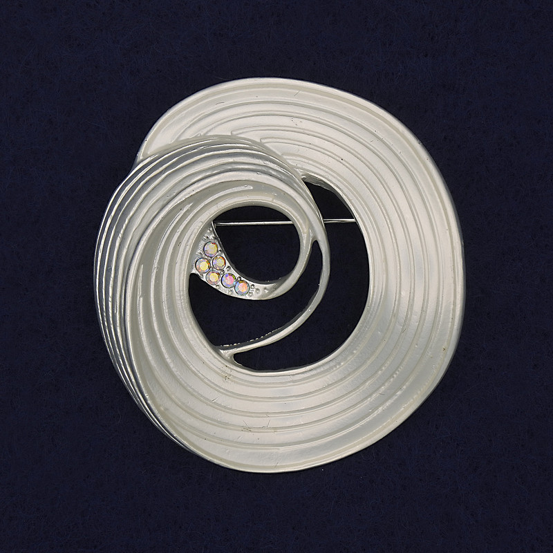 Брошка Акцент: бял перлен нюанс, дъгови стрази, сребрист метал, 48×45 мм