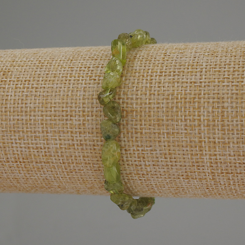 Гривна с хризолит, фасетирани мъниста, диаметър 6–10×6 мм, дължина 18 см, еластична основа