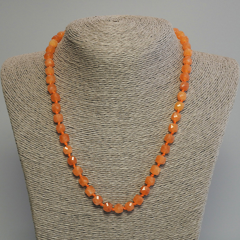 Огърлица от нефрит Машан, гранени кубчета, диаметър 7 мм, дължина 45 см +/- с закопчалка