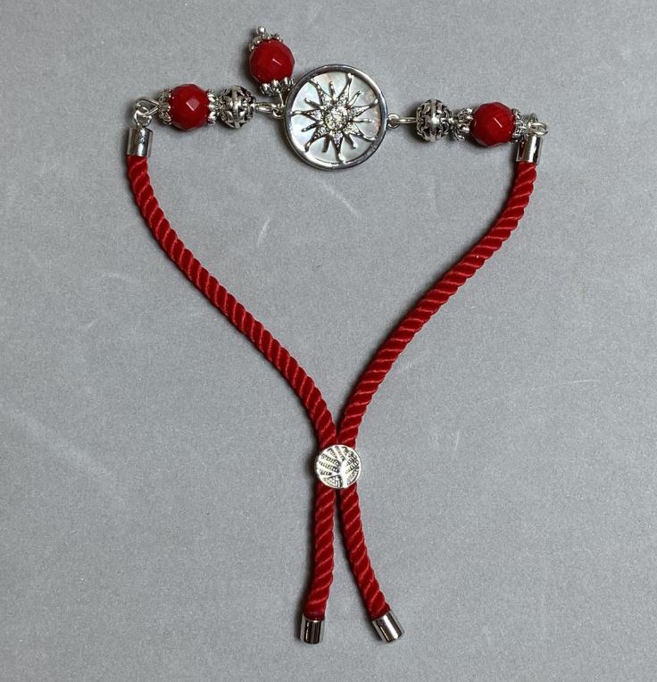 Текстилна гривна, диаметър 5,5 мм ±, с регулируем затягащ механизъм, коралова гранена топка 8 мм ±, с метална вложка, диаметър 17 мм ±, сребърен метал